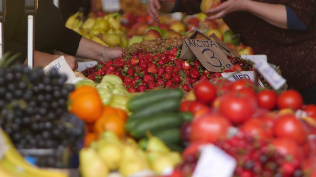 一个绿色市场和人们购买水果和蔬菜的延时镜头视频下载
