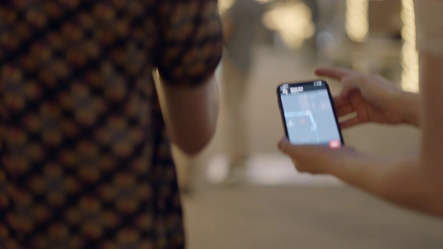 铜。一对年轻的夫妇在探索市中心的时候，根据智能手机上的地图指示。视频下载