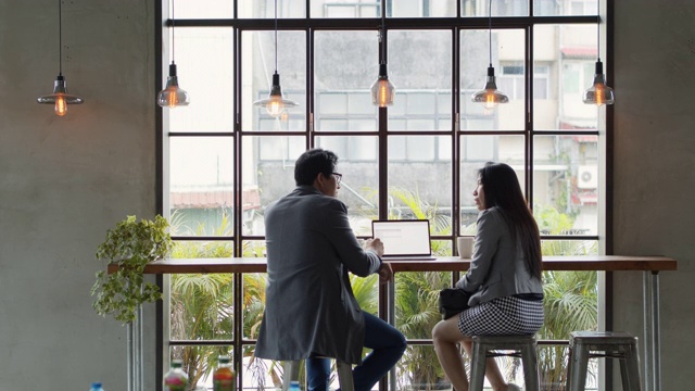 男人和女人在台北咖啡馆一起工作视频下载