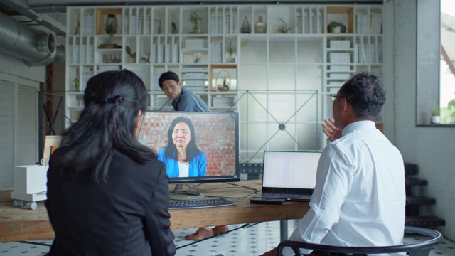 亚洲办公室职员加入同事的视频会议视频素材
