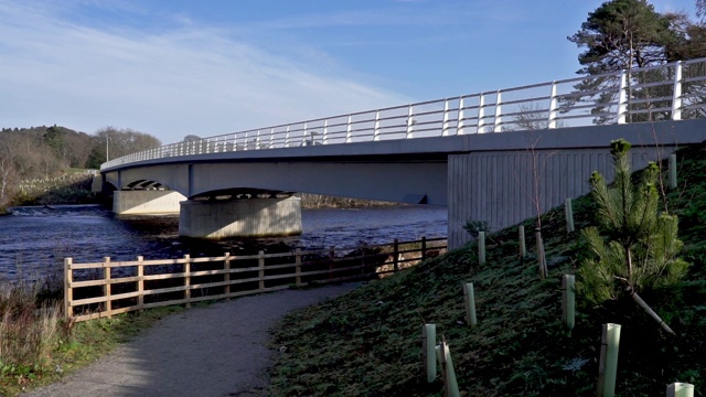 英国苏格兰因弗内斯河上的霍尔姆米尔斯桥视频素材