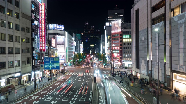 4K延时:东京新宿车站十字路口的车辆和行人视频素材