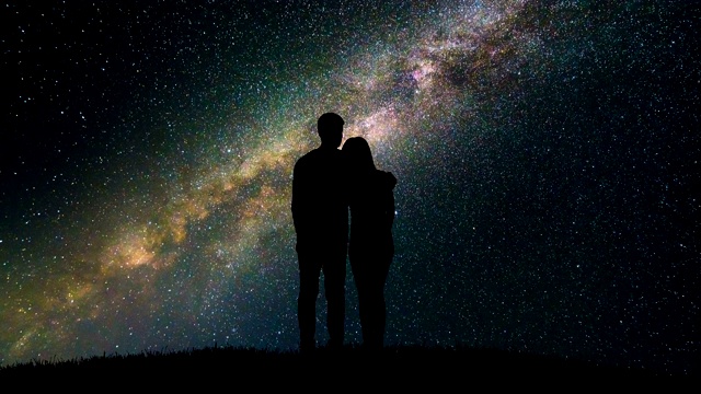 这对情侣在星空下拥抱。时间流逝视频素材