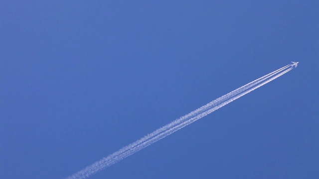 在晴朗的蓝天下飞机的尾迹。视频素材
