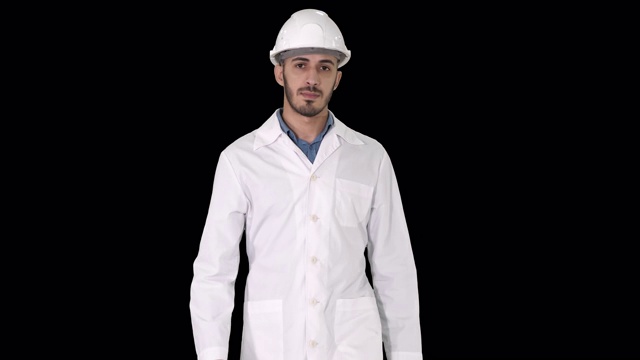 戴着头盔，穿着白袍的阿拉伯工程师向前走，阿尔法频道视频下载