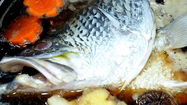 煮三文鱼头视频素材