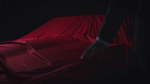 男人的特写触摸红色缎子覆盖在汽车上视频素材