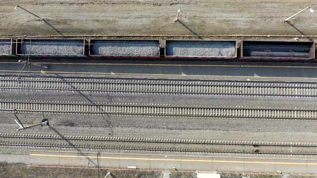 飞过火车站和铁路-鸟瞰图。顶视图铁路与许多轨道视频下载