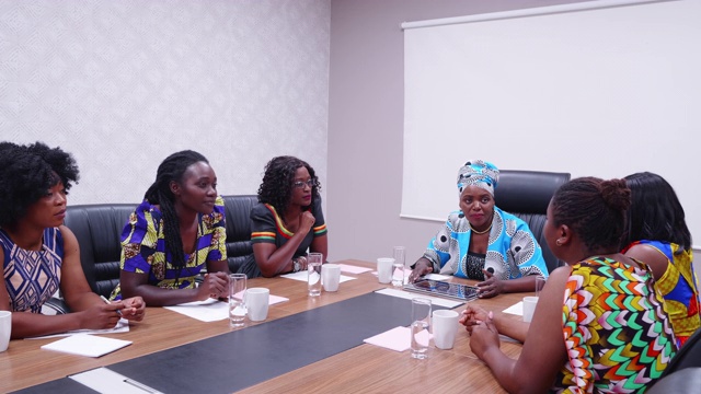 自信的非洲女商人穿着Chitenge主持销售回顾会议视频下载