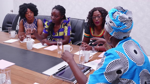 自信的非洲女商人给她的员工在会议室会议上的建议视频下载
