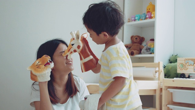 轻松的教育。亚洲母亲和儿子玩玩具视频下载