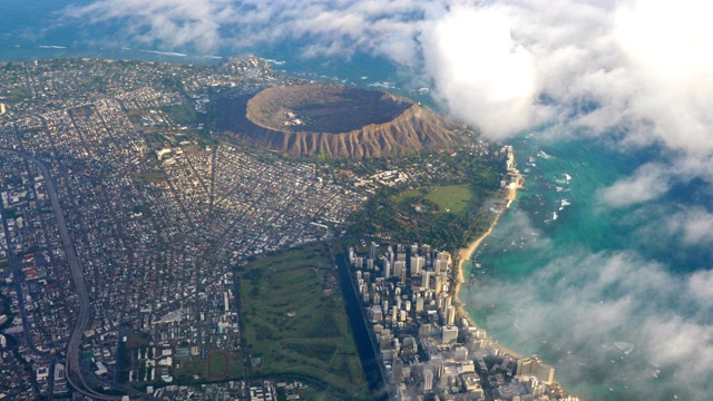 空中拍摄的钻石头和怀基基海滩在夏威夷瓦胡岛，4k视频素材