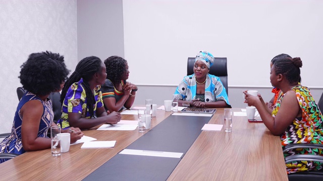 自信的非洲女商人主持员工会议视频下载