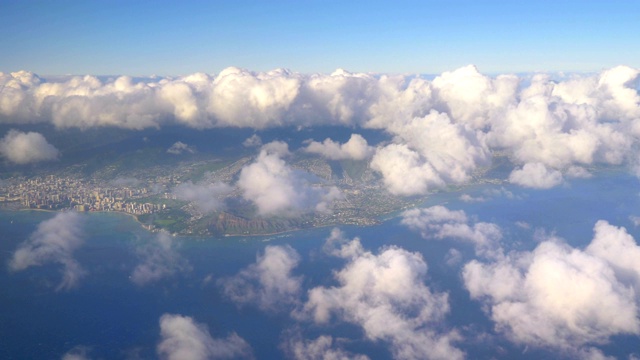 空中拍摄的钻石头和怀基基海滩在夏威夷瓦胡岛，4k视频下载