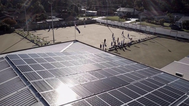 空中向前/向下:澳大利亚昆士兰混凝土游戏区建筑上的太阳能电池板视频素材
