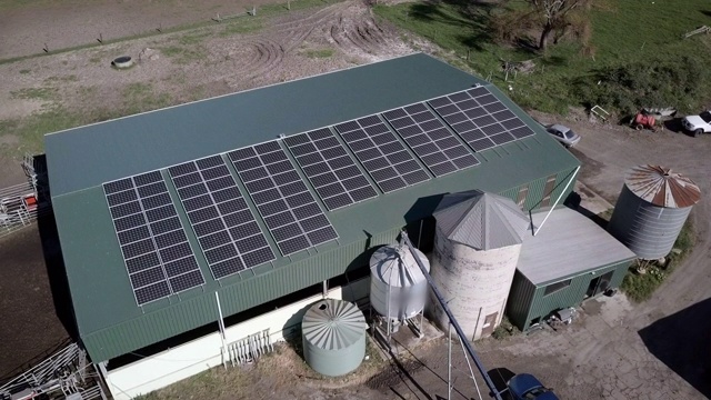 空中右旋:澳大利亚昆士兰草地平原农场建筑上的太阳能电池板视频素材
