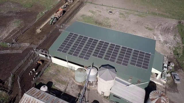 空中盘旋:澳大利亚昆士兰草地平原农场建筑上的太阳能电池板视频素材