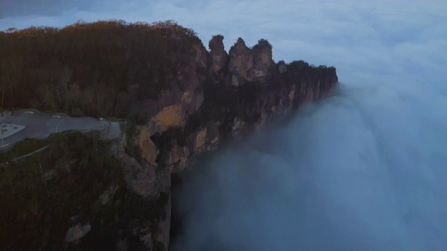 空中倾斜:在令人惊叹的三姐妹岩形成的云，蓝山，澳大利亚视频素材