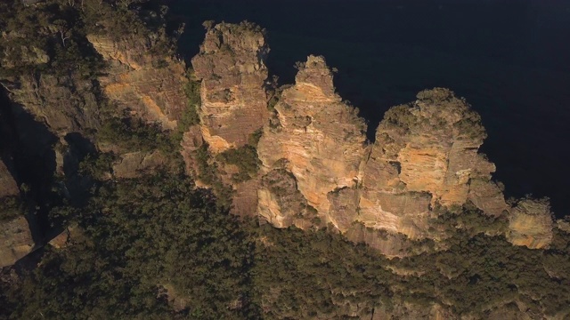 空中盘旋:令人惊叹的著名三姐妹岩在明亮的阳光下，蓝山，澳大利亚视频素材