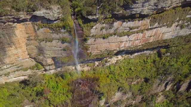空中盘旋:美丽的彩虹瀑布悬崖壁，蓝山，澳大利亚视频素材