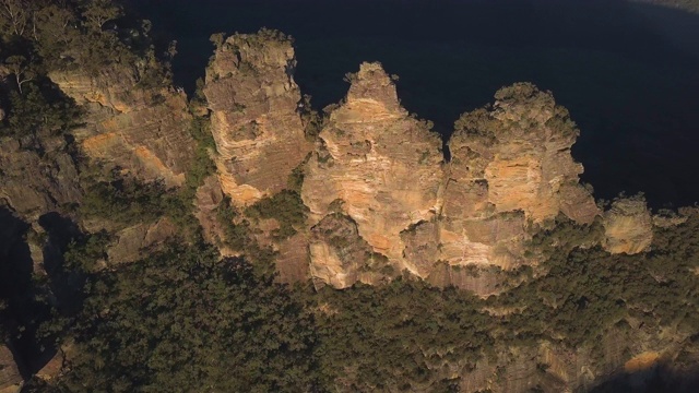 空中倾斜:令人惊叹的著名三姐妹岩在明亮的阳光下，蓝山，澳大利亚视频素材