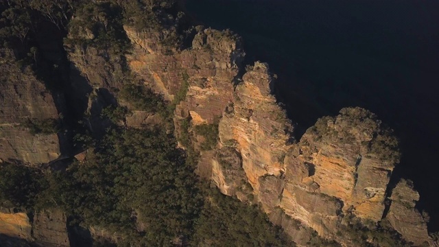 航拍:澳大利亚蓝山，阳光明媚的著名三姐妹岩层视频素材