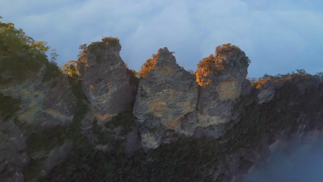 空中:令人惊叹的三姐妹岩在厚云，蓝山，澳大利亚视频素材