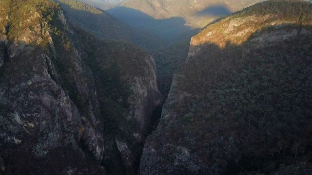 空中:位于雄伟山脉之间的Bungonia峡谷的巨大裂缝，蓝山，澳大利亚视频素材