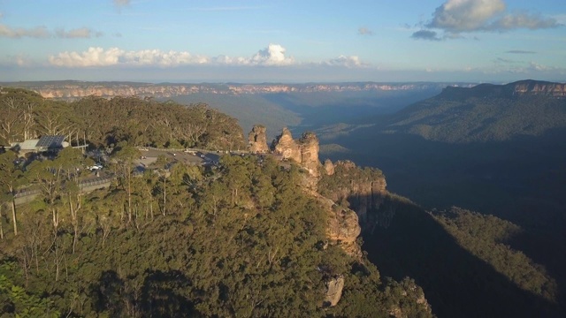 空中观景:澳大利亚蓝山，令人惊叹的著名三姐妹岩层视频素材