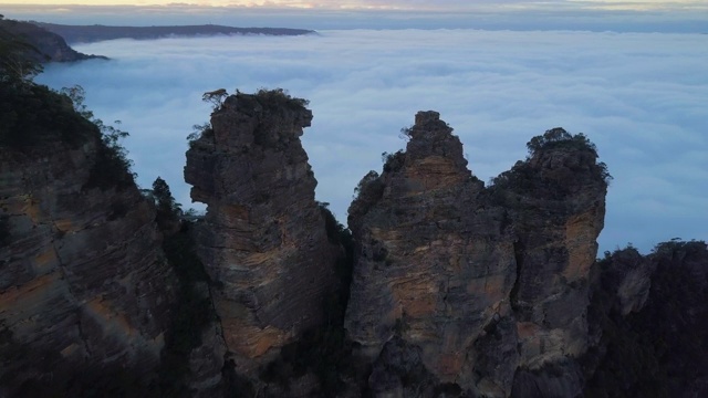 空中:在厚云上的三姐妹岩形成的令人惊叹的观点，蓝山，澳大利亚视频素材