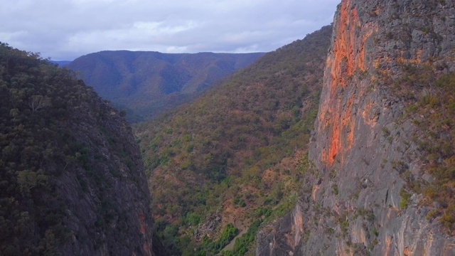 空中下降:位于雄伟山脉之间的Bungonia峡谷的巨大裂缝，Bungonia国家公园，澳大利亚视频素材