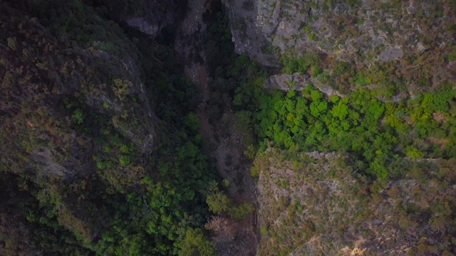 空中向前:位于雄伟山脉之间的Bungonia峡谷的巨大裂缝，Bungonia国家公园，澳大利亚视频素材