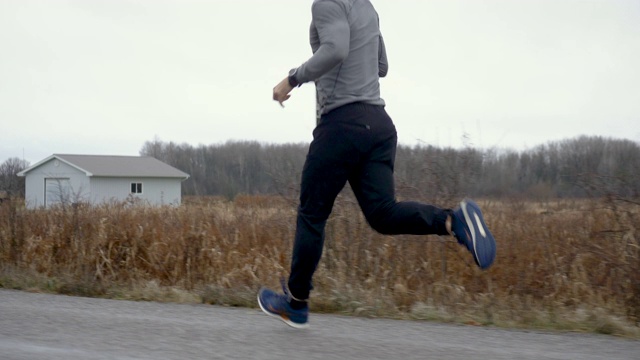 竞争的男性跑步者在比赛中跑步视频素材
