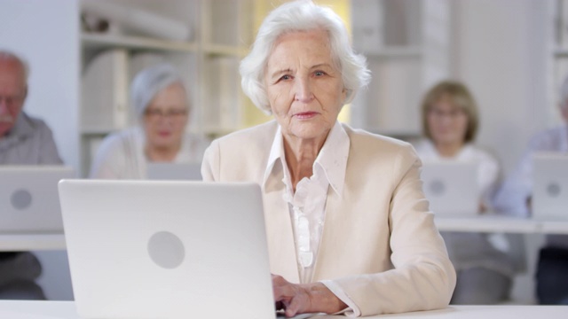 计算机课上的老妇人视频素材