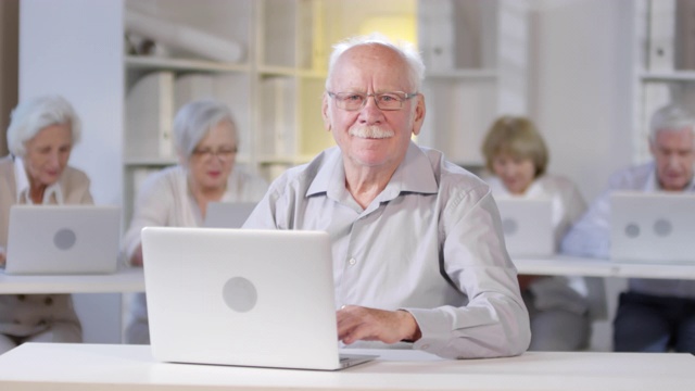 在电脑课上摆姿势的快乐老人视频素材