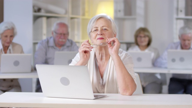 电脑课上摆姿势的老妇人视频素材