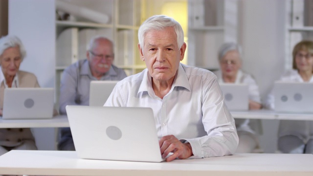 老人在老年人电脑课上摆姿势视频素材