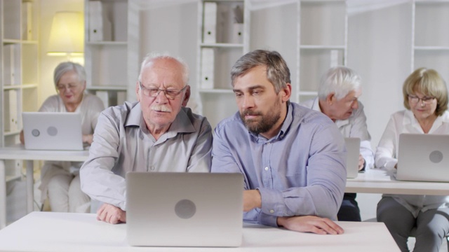 老人在老师的帮助下学习电脑技能视频下载