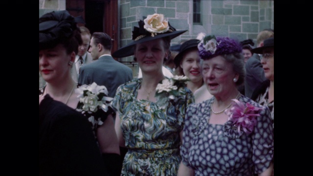1947年家庭电影婚礼——新婚夫妇在教堂外亲吻视频素材