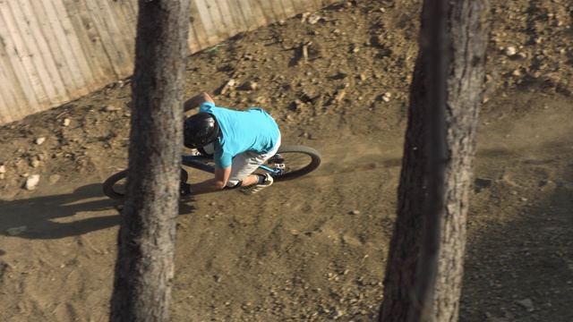 超级慢动作:在土路上骑下坡摩托车视频素材