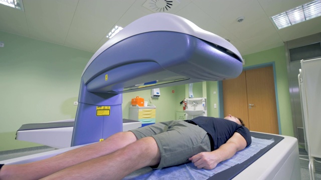 体层摄影机对病人进行近距离扫描。视频素材