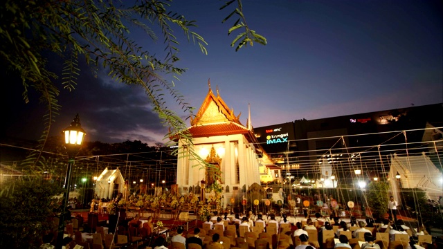 佛教徒在新年期间在寺庙里祈祷。黄昏到夜晚的时间流逝。视频下载
