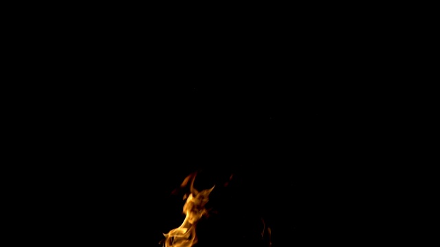燃烧着的红色炽热的火花从夜空中升起。以火、光和生命为主题的美丽抽象背景。火焰般的橙色发光飞走的粒子在黑色的背景在4k视频素材