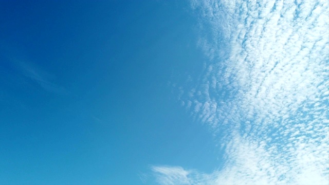 随着时间的流逝，天空中布满了白色蓬松的高积云视频下载