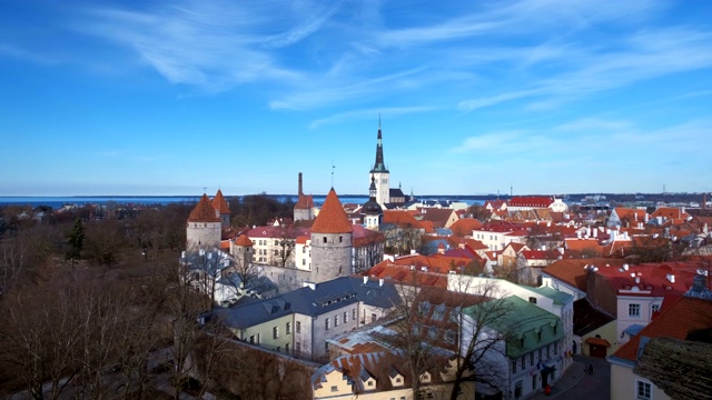 爱沙尼亚塔林中世纪老城鸟瞰图视频下载