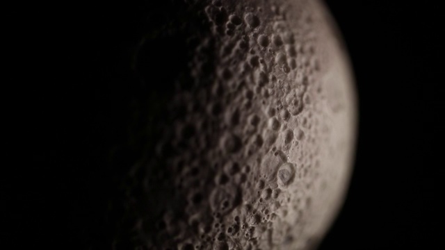 旋转的月球复制品与精确的三维地形视频下载