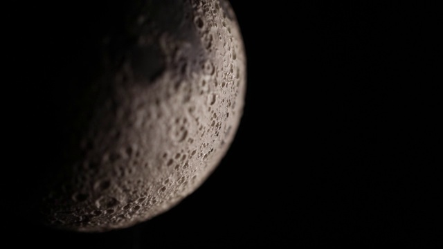 旋转的月亮复制品在黑暗的背景视频下载