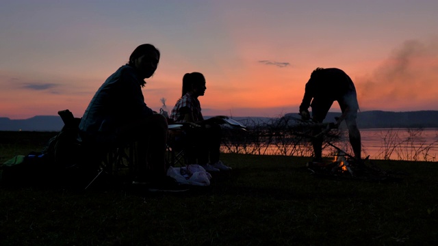 一群亚洲青少年和花时间在暑假野餐的场景。他们是快乐的，有乐趣的假期，放松的时刻视频素材
