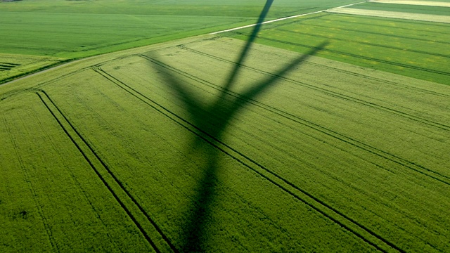 田野上风力涡轮机的影子视频素材