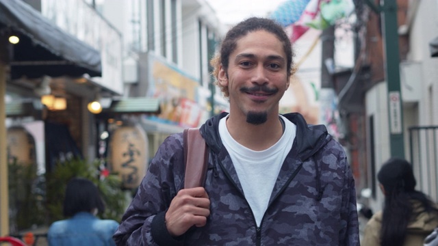 在日本街头微笑的非裔美国人视频素材